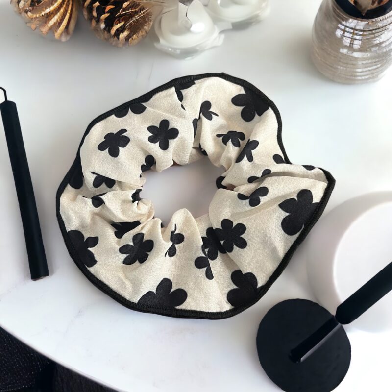 Gumka do włosów SCRUNCHIE frotka tkanina czarne kwiatki kwiatek beżowa ecru