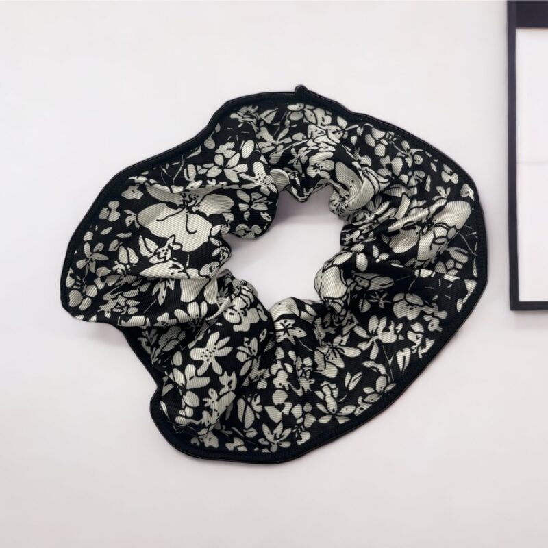 Gumka do włosów SCRUNCHIE frotka tkanina białe kwiatki kwiatek czarna