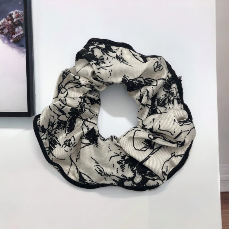 Gumka do włosów SCRUNCHIE frotka tkanina czarne kwiatki kwiatek biała