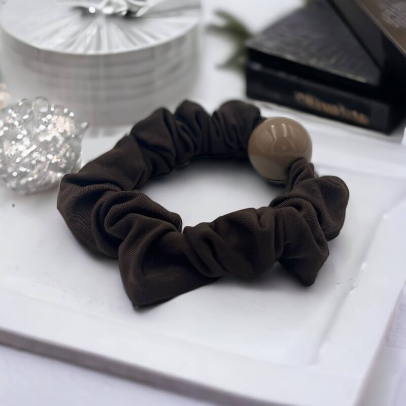 Gumka do włosów SCRUNCHIE frotka ozdobna brązowa kulka