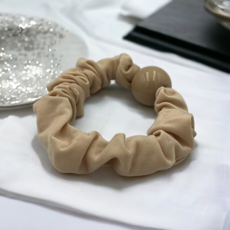 Gumka do włosów SCRUNCHIE frotka ozdobna beżowa kulka