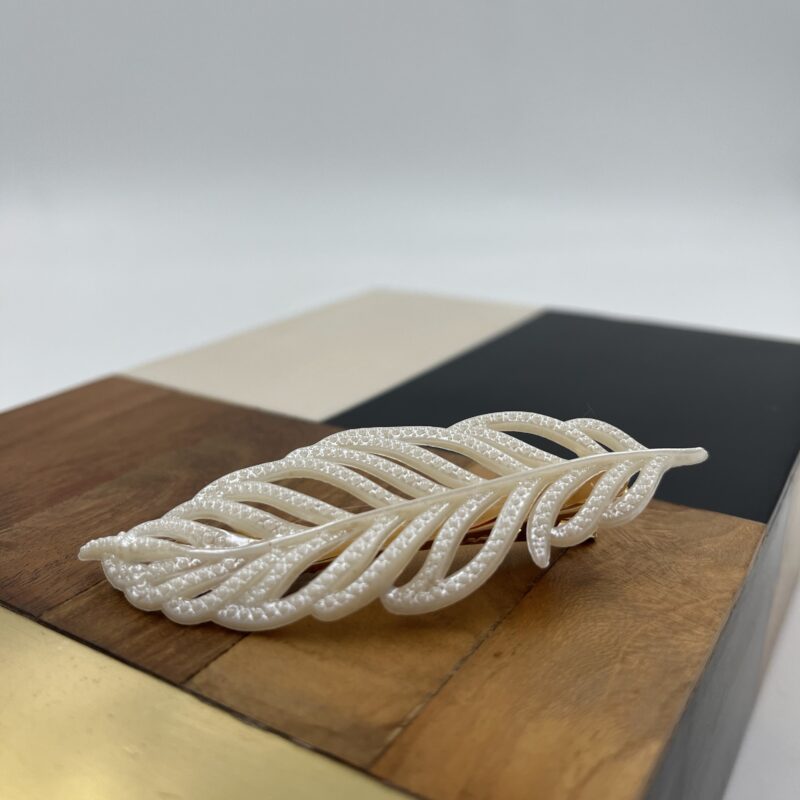 Spinka złota stalowa zapinka białe piórko liść