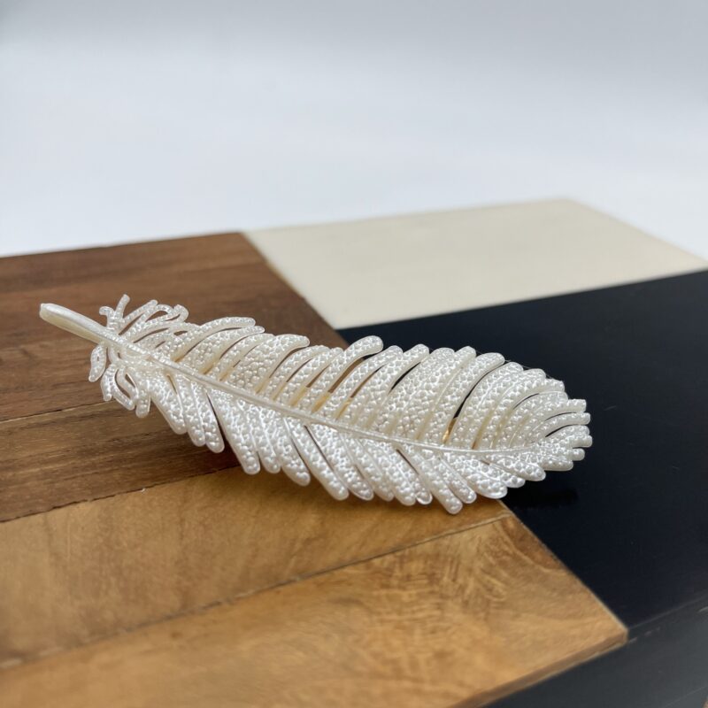 Spinka złota stalowa zapinka białe piórko pióro