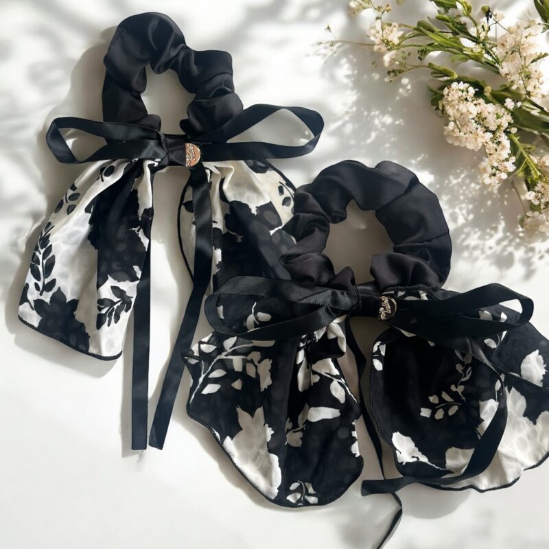 Gumki do włosów SCRUNCHIE czarna satyna wstążka kwiatki 2 sztuki para