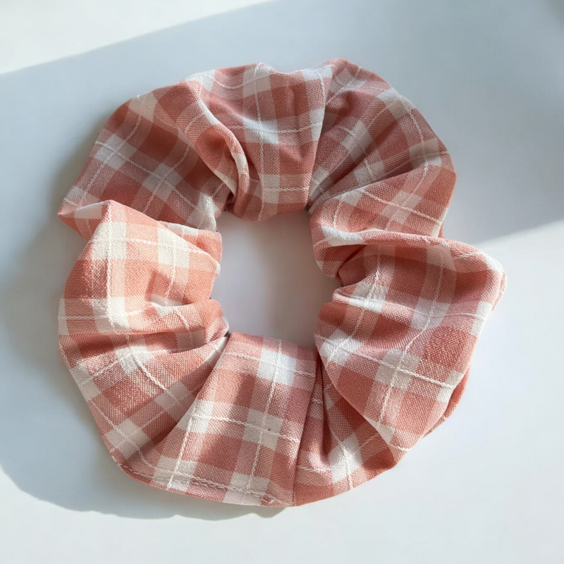 Gumka do włosów SCRUNCHIE frotka łososiowa biała kratka