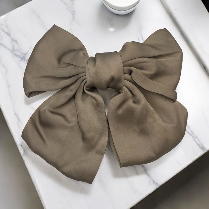 Spinka do włosów DUŻA khaki oliwka satyna elegancka kokarda okolicznościowa