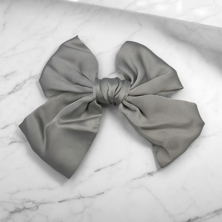 Spinka do włosów DUŻA srebrna satyna elegancka kokarda okolicznościowa