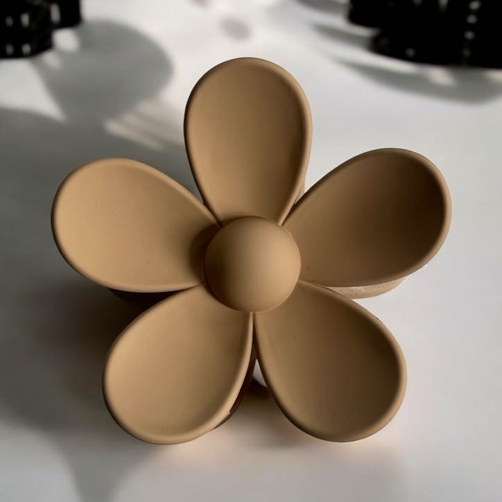 Spinka do włosów klamerka kwiatek kwiat duża matowa klamra jasna brązowa