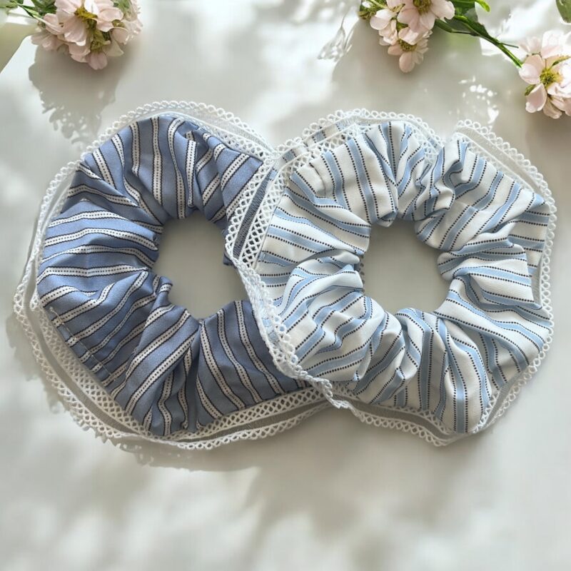 Gumki do włosów SCRUNCHIE biała niebieska paski 2 sztuki para