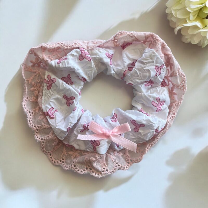 Gumka do włosów SCRUNCHIE biała kokardki różowa koronka