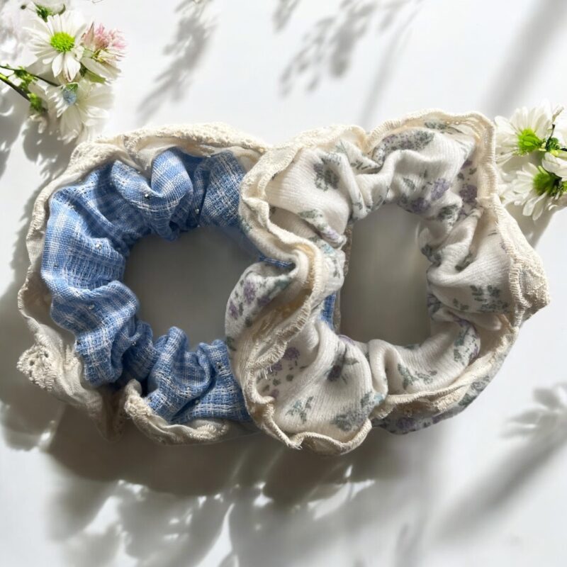 Gumki do włosów SCRUNCHIE niebieska beżowa kwiatki haft 2 szt para