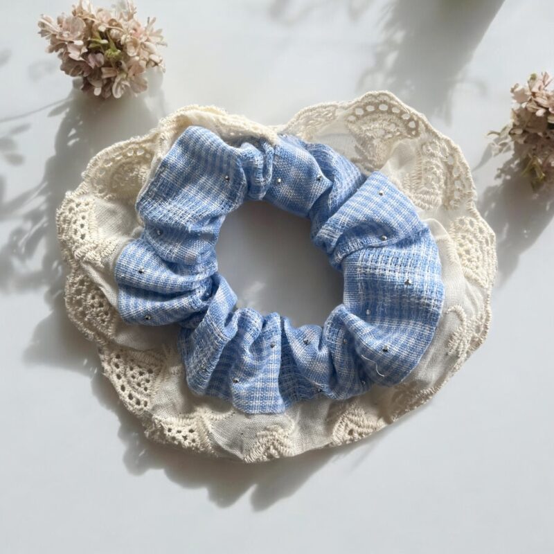 Gumka do włosów SCRUNCHIE niebieska kratka flanela tkanina haftowana