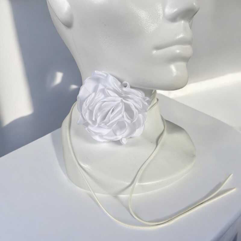 Choker naszyjnik elegancki kwiat róża na rzemyku biała okolicznościowa