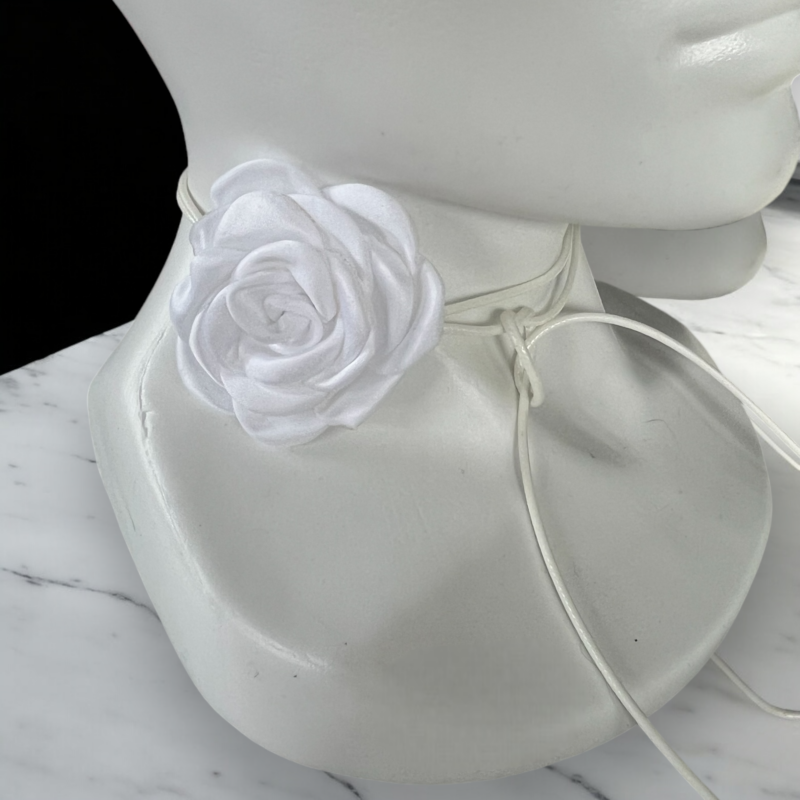 Choker naszyjnik elegancki kwiat róża 5,5 na rzemyku biała okolicznościowa