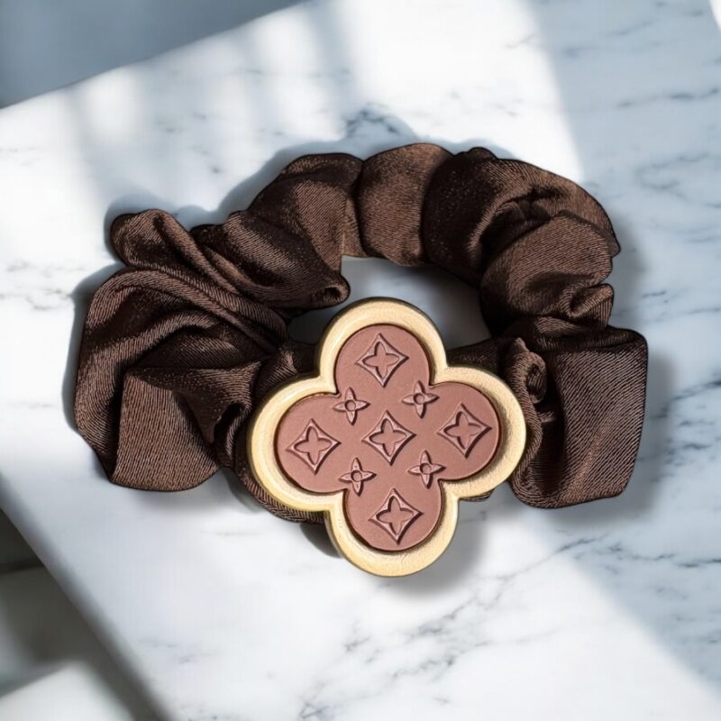 Gumka do włosów SCRUNCHIE frotka brązowa mat wzorek koniczynka kwiatek