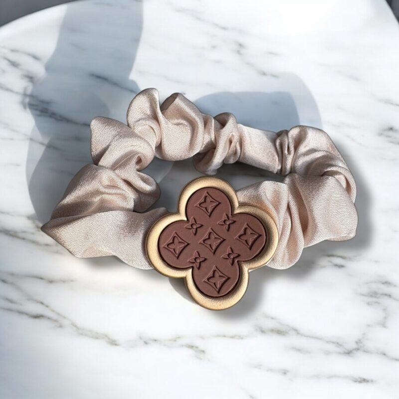 Gumka do włosów SCRUNCHIE frotka kremowa beż mat wzorek koniczynka kwiatek